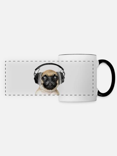 Mops mit Kopfhörer - Panoramatasse - Weiß/Schwarz