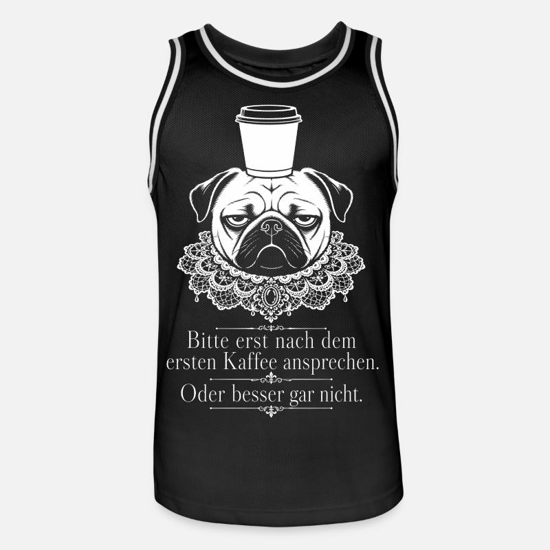 Grimmiger Mops balanciert einen Kaffeebecher - Männer Basketball-Trikot - Schwarz/Weiß