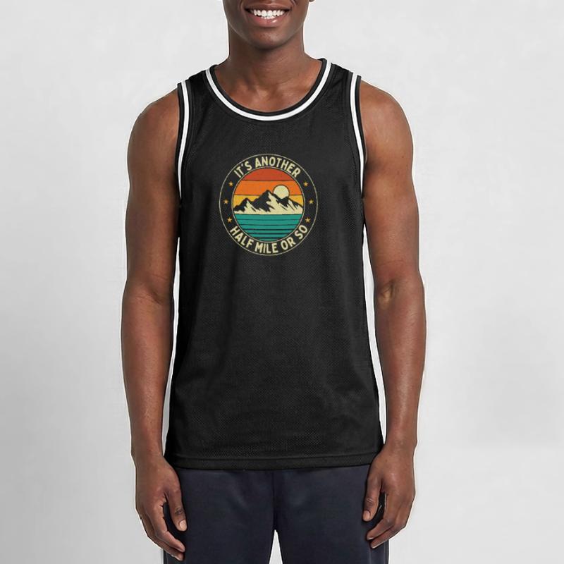 Es ist noch eine halbe Meile oder so Wanderweg-Humor Männer Basketball-Trikot