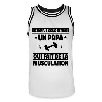 Ne jamais sous-estimer un papa bodybuilder - Maillot de basket Homme - blanc/noir - Devant - AI Model Male 185 dark (185cm)