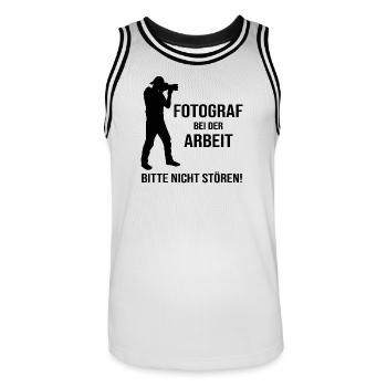Fotograf bei der Arbeit - Männer Basketball-Trikot - Weiß/Schwarz - Vorne - AI Model Male 185 dark (185cm)