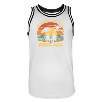 Wir nerven uns gegenseitig seit dem Jubiläum 2022 - Männer Basketball-Trikot - Weiß/Schwarz - Vorne - AI Model Male 185 dark (185cm)