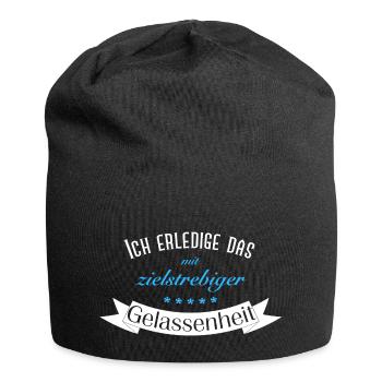 Mit zielstrebiger Gelassenheit - Jersey-Beanie - Schwarz - Vorne