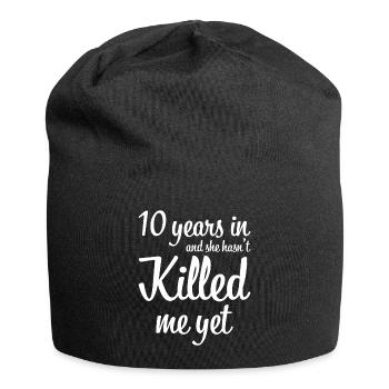 10 years in and she has not killed me yet gift - Jersey Beanie - black - Front