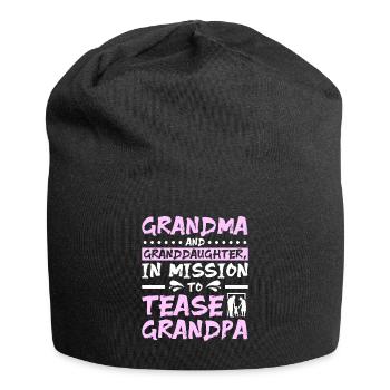 Grandma and granddaughter tease grandpa - Jersey Beanie - black - Front