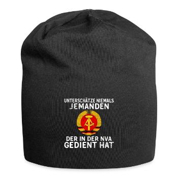 Unterschätze nie jemanden aus der NVA - Jersey-Beanie - Schwarz - Vorne