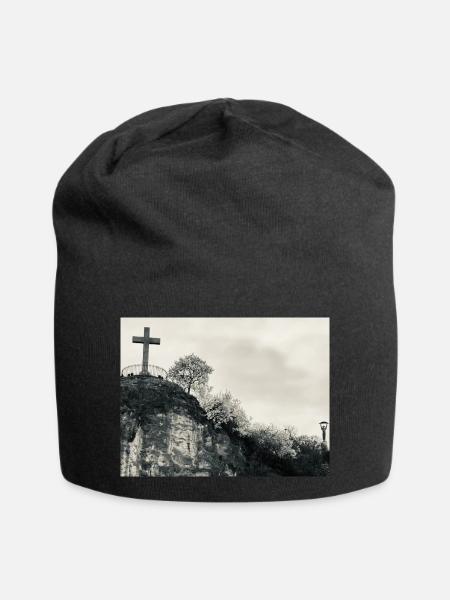Steinhügel mit Kreuz - Jersey-Beanie - Schwarz