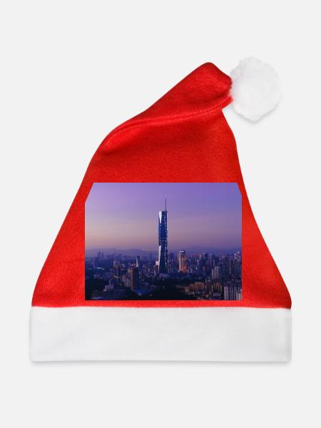 Dämmerungs-Skyline mit Turmspitze - Weihnachtsmütze - Rot