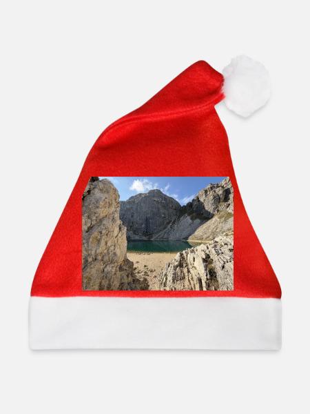 Felsiger Bergsee im Sonnenlicht - Weihnachtsmütze - Rot