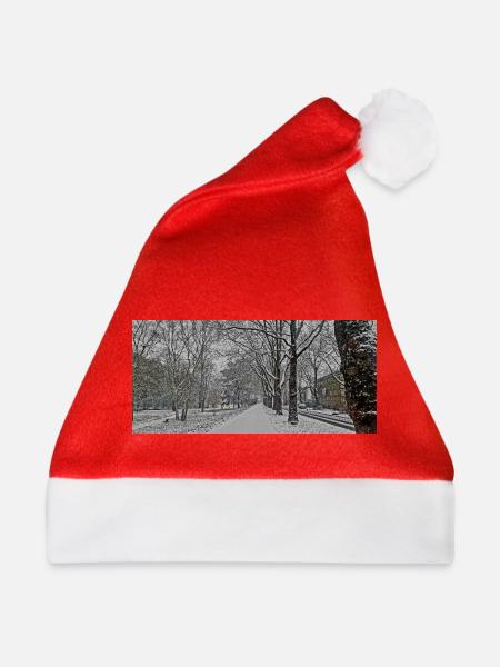Winterallee im Schneefall - Weihnachtsmütze - Rot
