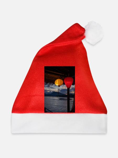 Abendliche Laternen über Wasser - Weihnachtsmütze - Rot