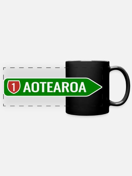 Aotearoa Straßenschild Pfeil – Neuseeland Highway - Panorama-Tasse farbig - Schwarz