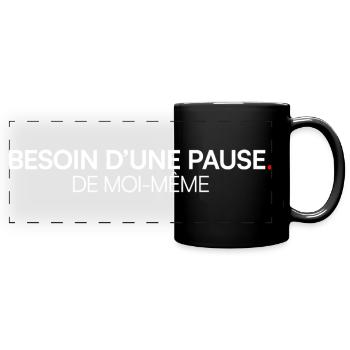 Brauche eine moderne Humor-Pause - Panorama-Tasse farbig - Schwarz - Vorne