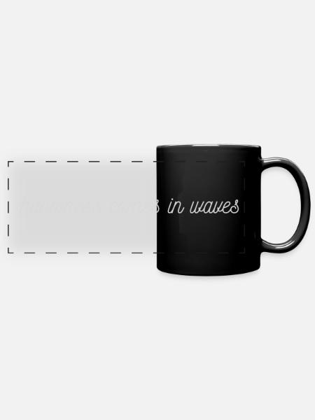 happiness comes in waves - Panorama-Tasse farbig - Schwarz
