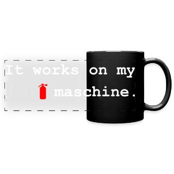 Ça marche sur ma chemise machine - Mug panoramique uni - noir - Devant