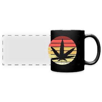 Cannabis Blatt Retro Sonnenuntergang - Panorama-Tasse farbig - Schwarz - Vorne