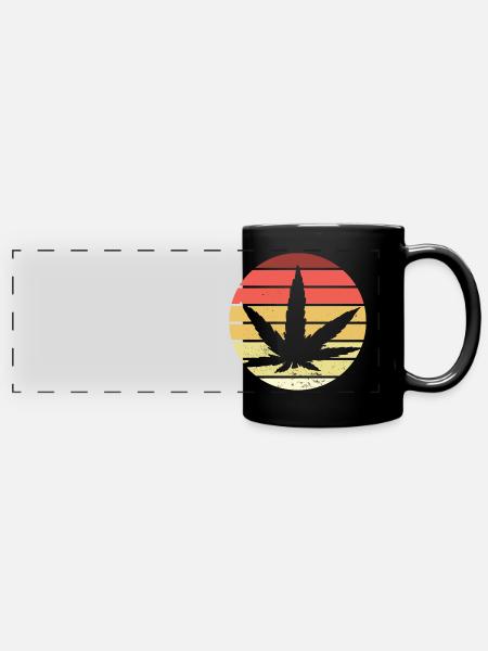 Cannabis Blatt Retro Sonnenuntergang - Panorama-Tasse farbig - Schwarz