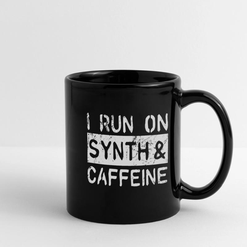 I run on synth & caffeine Panorama-Tasse farbig