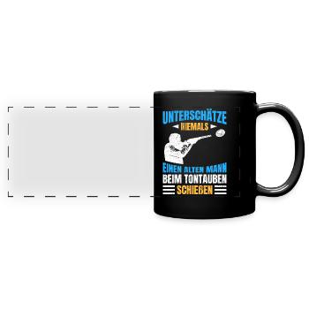 Unterschätze nie alten Mann beim Tontaubenschießen - Panorama-Tasse farbig - Schwarz - Vorne