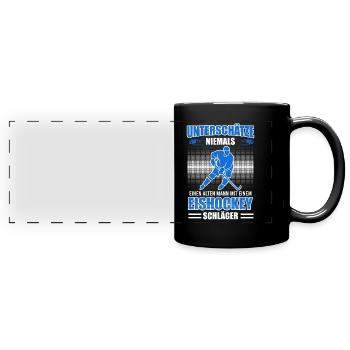 Alter man mit Eishockey Schläger - Panorama-Tasse farbig - Schwarz - Vorne