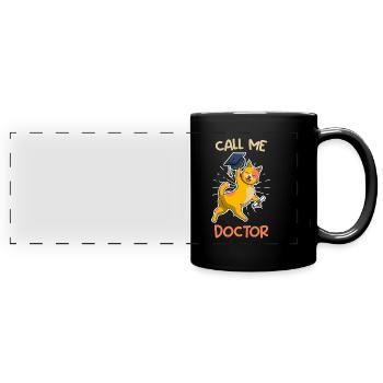 Nenn mich Doktor Abschluss Doktortitel - Panorama-Tasse farbig - Schwarz - Vorne