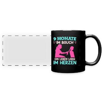 Werdende Mama 2024 9 Monate im Bauch Baby - Panorama-Tasse farbig - Schwarz - Vorne