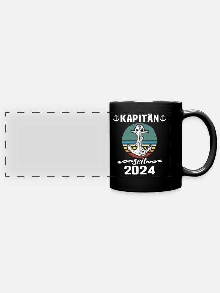 Kapitän 2024 Bootsführerschein - Panorama-Tasse farbig - Schwarz