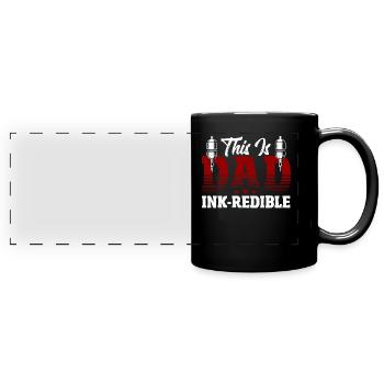 Ce père est tatoueur à l’encre - Mug panoramique uni - noir - Devant