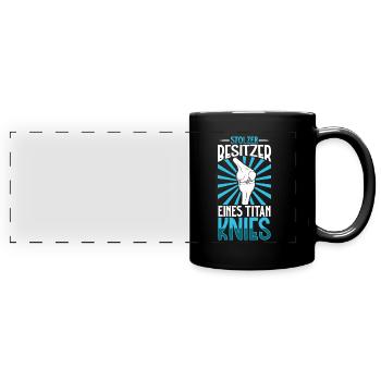 Stolzer Besitzer eines Titan Knies - Knie Titan - Panorama-Tasse farbig - Schwarz - Vorne