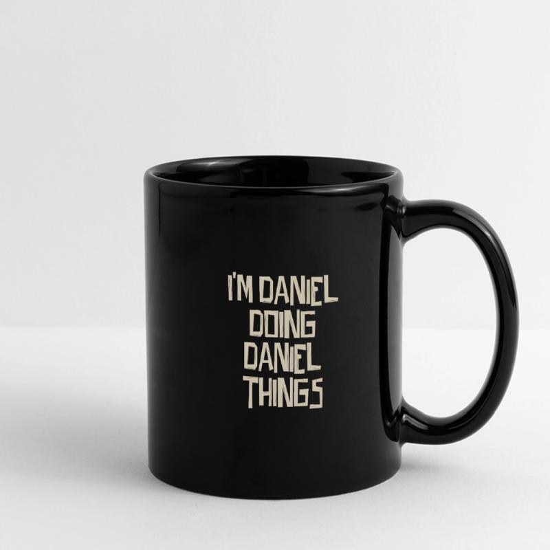 I'm Daniel doing Daniel things Panorama-Tasse farbig