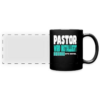 Pastor wird installiert - Panorama-Tasse farbig - Schwarz - Vorne