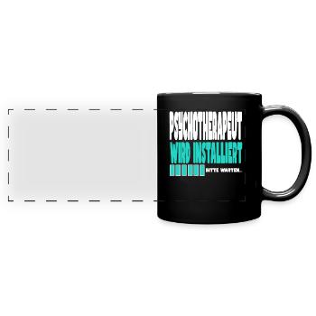 Psychotherapeut wird installiert - Panorama-Tasse farbig - Schwarz - Vorne