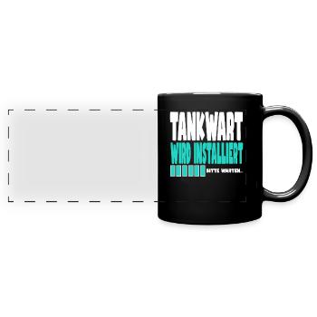 Tankwart wird installiert - Panorama-Tasse farbig - Schwarz - Vorne