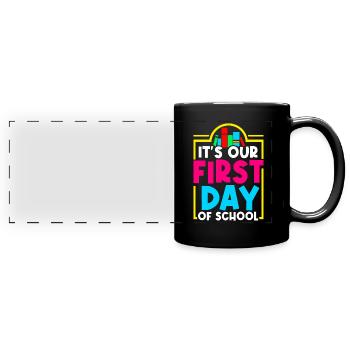 Es Ist Unser Erster Schultag Schulstart Schule - Panorama-Tasse farbig - Schwarz - Vorne