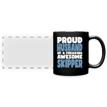 Fière épouse d’un sacré bon skipper - Mug panoramique uni - noir - Devant