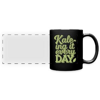 Kale-ing It Every Day - Vegan Vegetarier Design - Panorama-Tasse farbig - Schwarz - Vorne