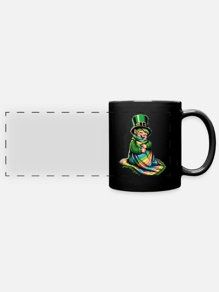 Gemütlicher Leprechaun (Irischer Kobold) - Panorama-Tasse farbig - Schwarz