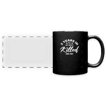 2 Jahre Verheiratet - Panorama-Tasse farbig - Schwarz - Vorne