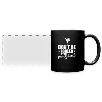 Ne vous laissez pas berner par le taekwondo à queue de cheval - Mug panoramique uni - noir - Devant