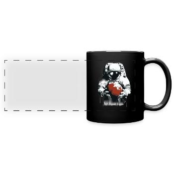 Un astronaute tient une planète martienne dans ses mains - Mug panoramique uni - noir - Devant