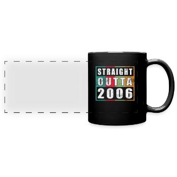 straight 2006 outta - Panorama-Tasse farbig - Schwarz - Vorne