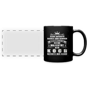 Seine Majestät der Koch betritt den Raum - Panorama-Tasse farbig - Schwarz - Vorne