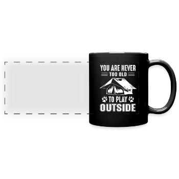 Never To Old To Play Outside Glamping - Panorama-Tasse farbig - Schwarz - Vorne