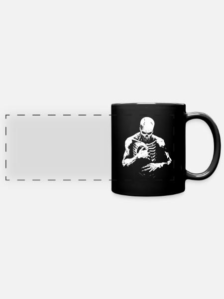 Zerfallender Zombie greift in Brustkorb - Panorama-Tasse farbig - Schwarz