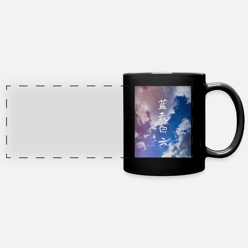 Wolken und blauer Himmel - Panorama-Tasse farbig - Schwarz