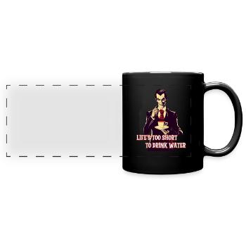 Un vampire élégant buvant du café la nuit. - Mug panoramique uni - noir - Devant
