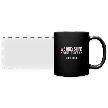 Nachtschicht - Panorama-Tasse farbig - Schwarz - Vorne