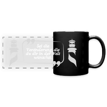 Sei die Veränderung maritim Leuchtturm norddeutsch - Panorama-Tasse farbig - Schwarz - Vorne