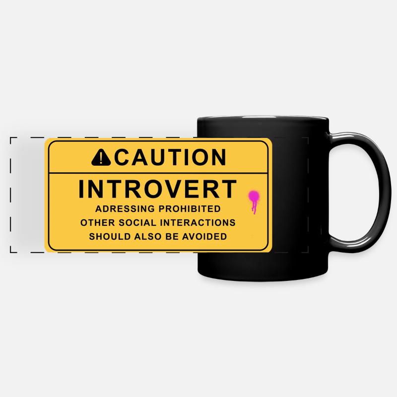 Caution Introvert - Panorama-Tasse farbig - Schwarz