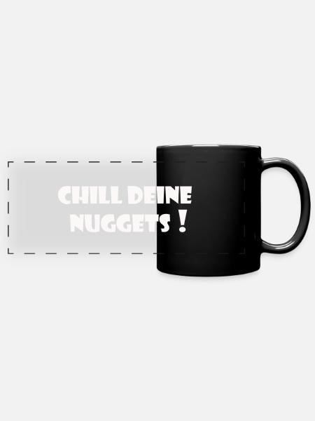 Chill deine Nuggets - Panorama-Tasse farbig - Schwarz